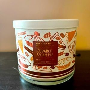 Bath & Body Works 3 Wick Candle
Sugared Pecan Pie